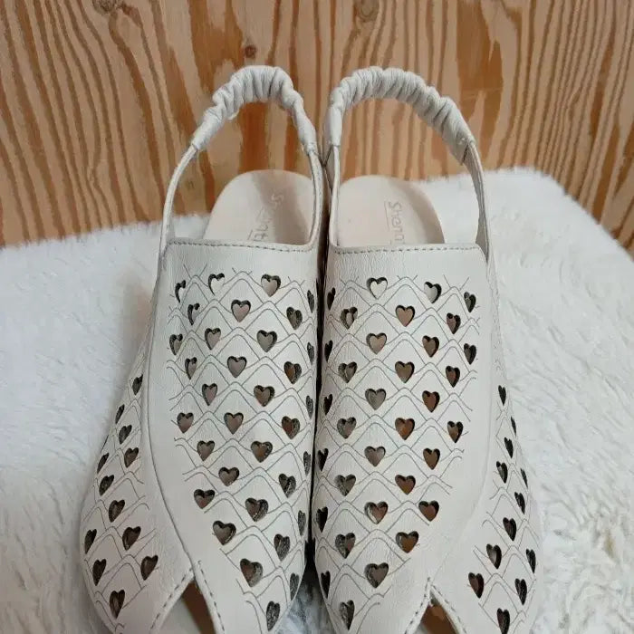 [BUNJANG] Heart Punching Leather Slingback Open-Toe Sandals / 하트 펀칭 가죽 슬링백 토오픈 샌들 225