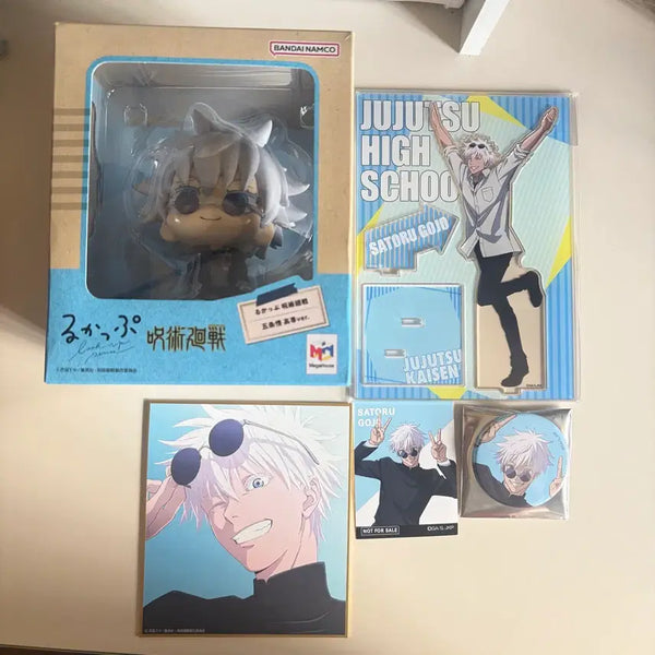 [BUNJANG] Gojo Satoru Jujutsu Kaisen Merchandise Bundle / 고전 고죠 사토루 일괄 판매(룩업, 쥬쥬탐방 아크릴, 전시회 색지, 뱃지)