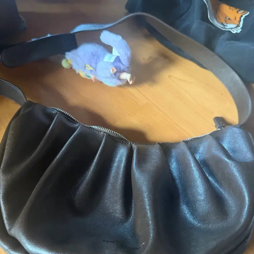[BUNJANG] Black Leather Crossbody Bag / 가방팔아요