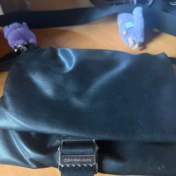 [BUNJANG] Calvin Klein Jeans Leather Crossbody Bag with Logo Buckle and Purple Fur Charm / Ck크로스백