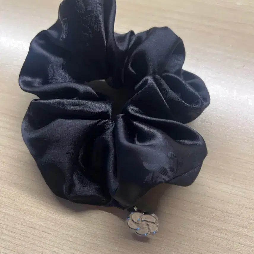 [BUNJANG] Hwasan Returns Plum Blossom Scrunchie / 화산귀환 매화 머리끈 공식굿즈