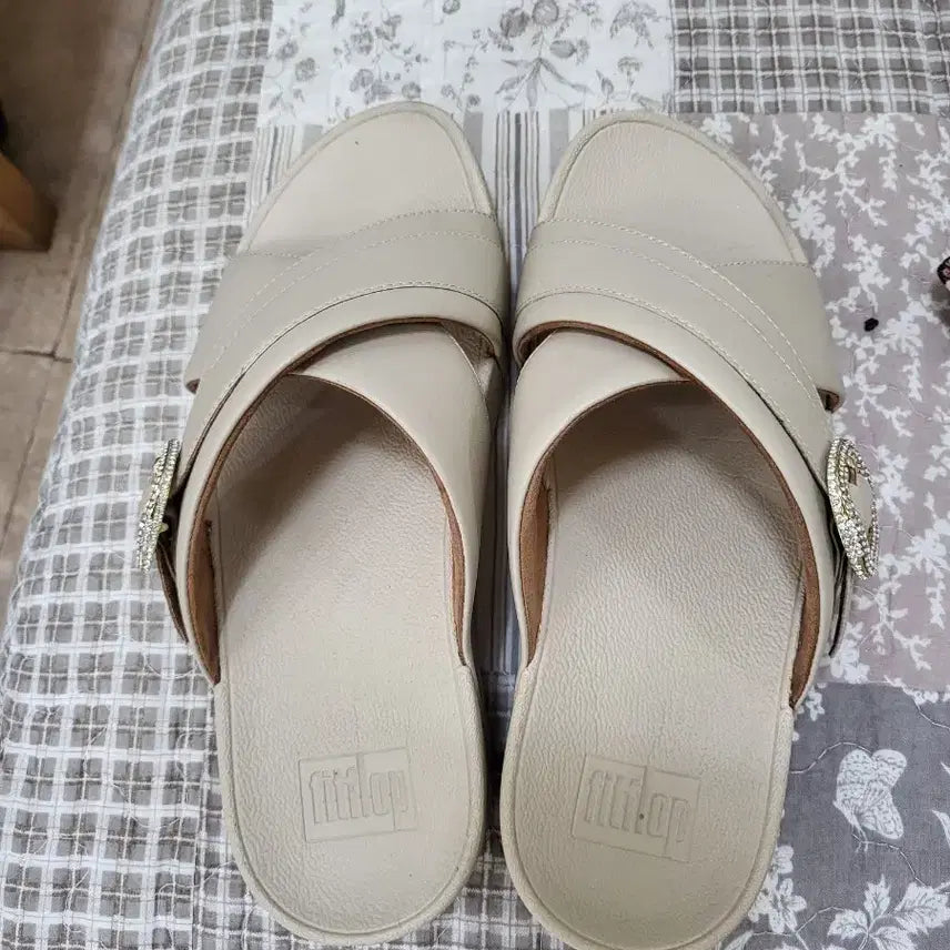 [BUNJANG] Fitflop Ivory Cubic Embellished Sandals / 핏플랍 샌들 아이보리색