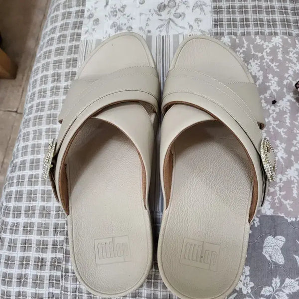 [BUNJANG] Fitflop Ivory Cubic Embellished Sandals / 핏플랍 샌들 아이보리색