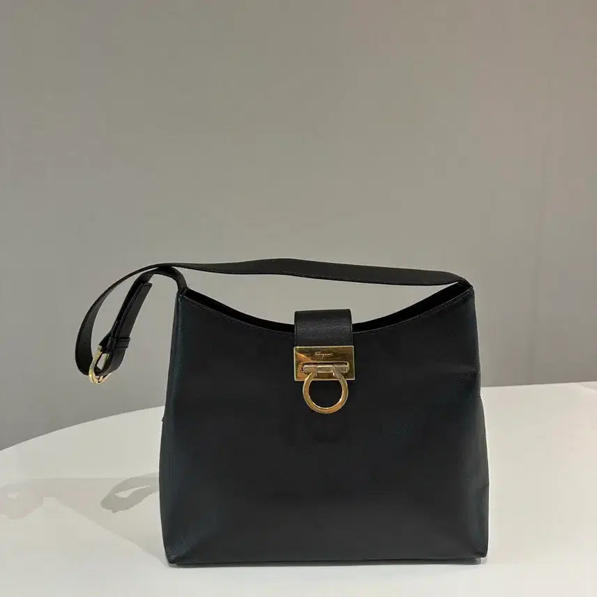 [BUNJANG] Salvatore Ferragamo Black Gancini Buckle Shoulder Bag / 페라가모 블랙 간치니 숄더백