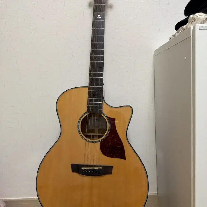 [BUNJANG] Acoustic Guitar with Case, Capo, and Accessories / 통기타