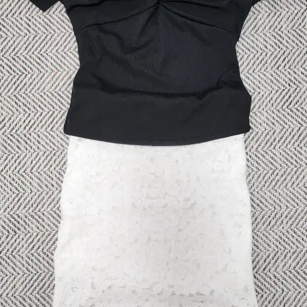 [BUNJANG] Black V-Neck Twist Knit & White Lace Skirt Set / 블랙 브이넥 트위스트 니트 & 화이트 레이스 스커트