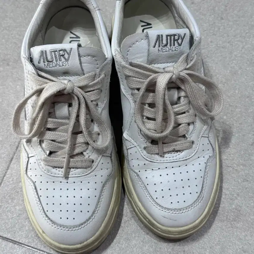 [BUNJANG] Autry Medalist Sneakers Size 35 (225mm) / 오트리 메달리스트 35(225)