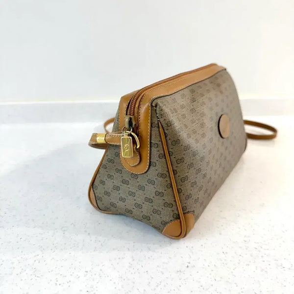[BUNJANG] Gucci GG Emblem Emboss Leather Crossbody Bag / 구찌 GG 엠블럼 엠보스 크로스백(레더)