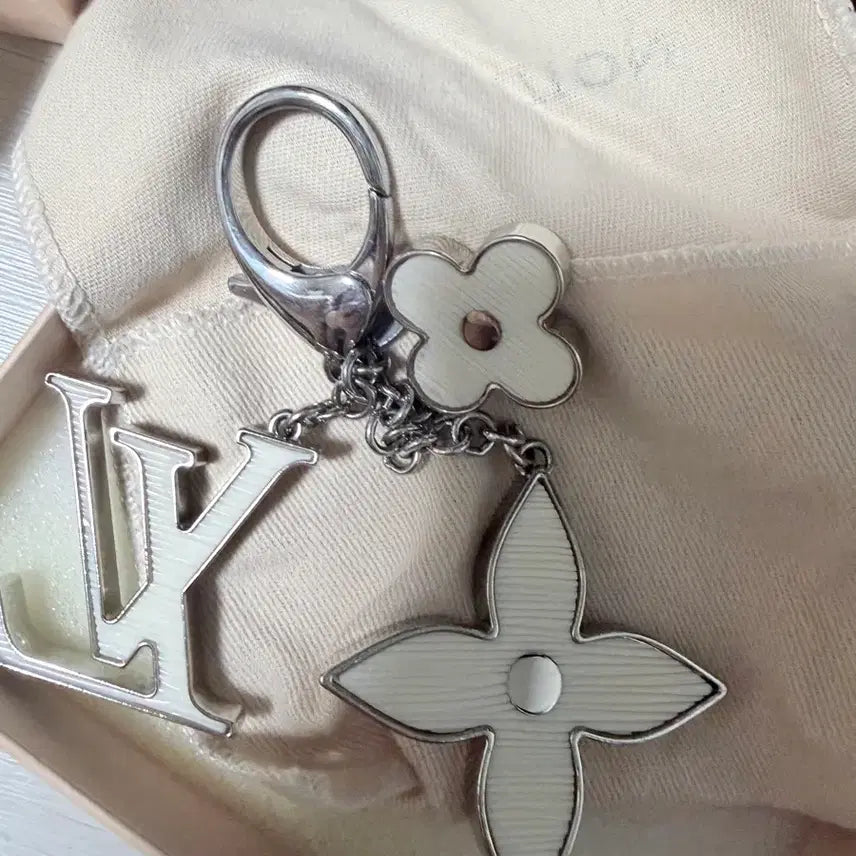 [BUNJANG] Louis Vuitton Épi Bag Charm White / 루이비통 에삐 백참 화이트