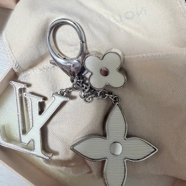 [BUNJANG] Louis Vuitton Épi Bag Charm White / 루이비통 에삐 백참 화이트