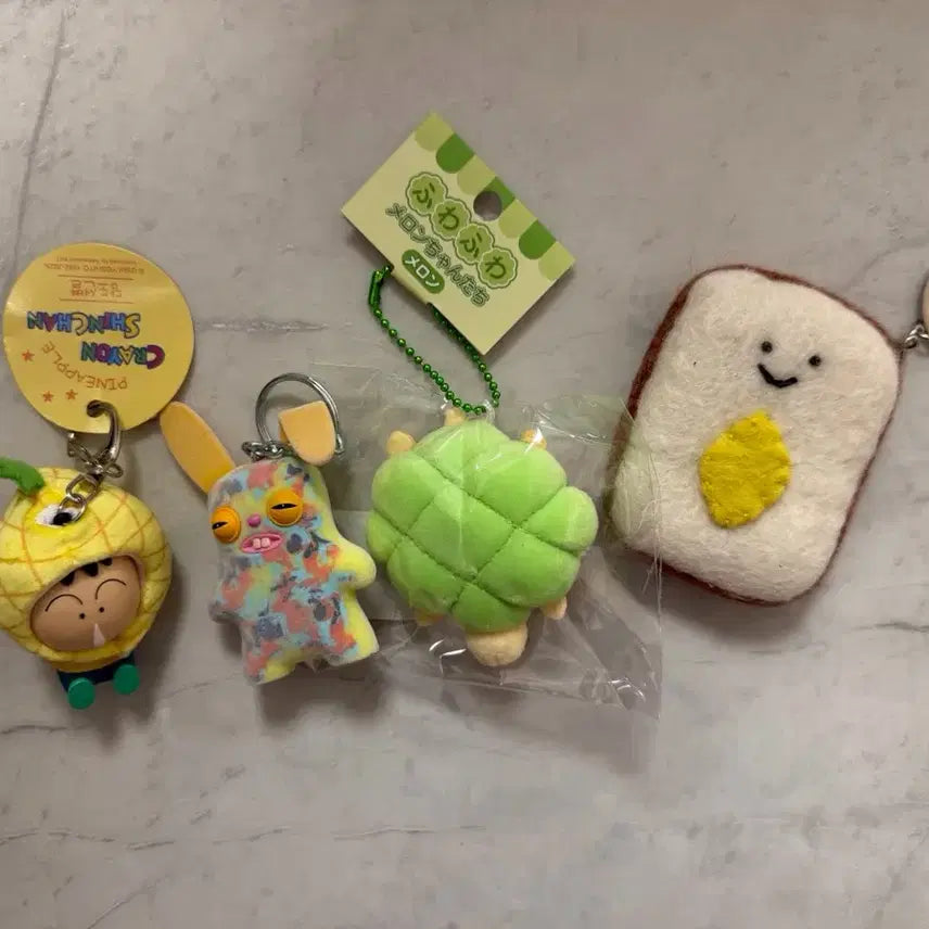 [BUNJANG] Crayon Shin-chan Pineapple, Melon Bread, and Toast Keychain Bundle / 짱구 파인애플 키링, 멜론빵 키링, 토스트 키링 일괄 양도