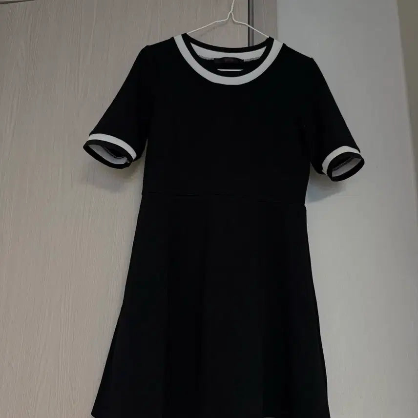 [BUNJANG] Soup Black Color-Block Short-Sleeve Dress / Soup 블랙 배색 반팔 원피스