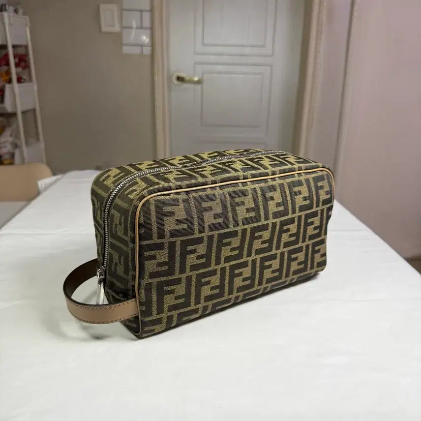 [BUNJANG] Fendi FF Jacquard Fabric Toiletry Case Pouch Dopp Kit Brown / [26년3월,크림구매]펜디 FF 자카드 패브릭 토일레트리 케이스 파우치 돕키트 브라운