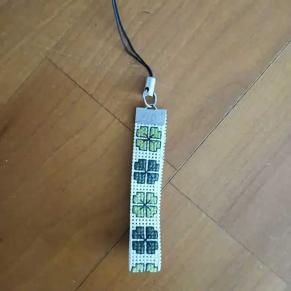 [BUNJANG] Handmade Embroidered Clover Keychain / 고전 빈티지 핸드메이드 자수 클로버 모양 키링