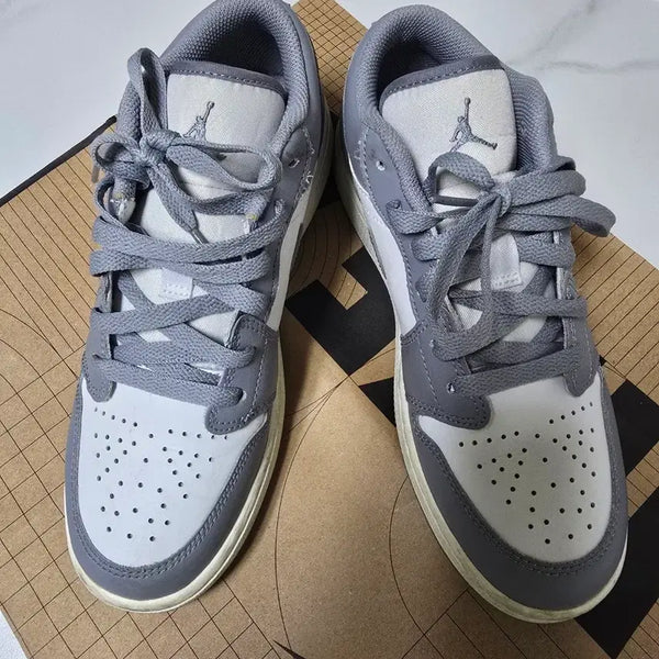 [BUNJANG] Nike Air Jordan 1 Low Stealth & White Sneakers / 조던1 로우 스텔스앤 화이트(240)