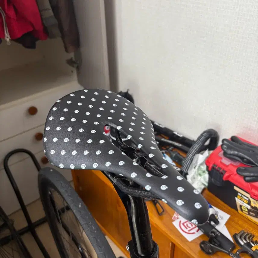 [BUNJANG] God and Famous God & Famous Fixie Saddle / 갓엔페이머스 갓엔페 안장 판매합니다 픽시