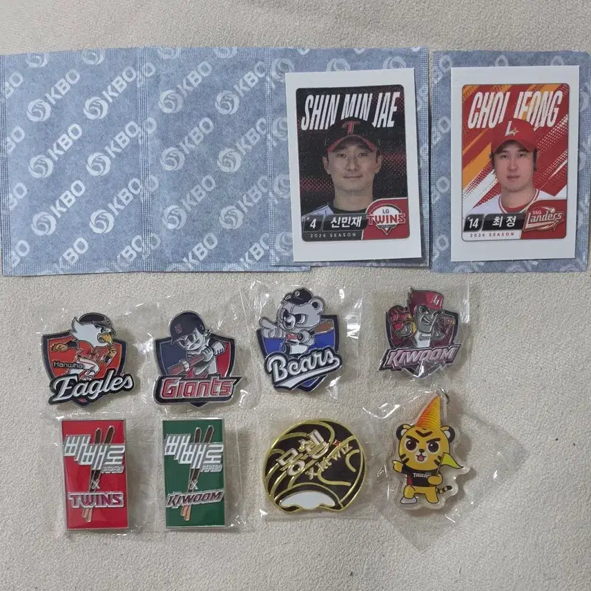 [BUNJANG] Lotte Wellfood KBO Heritage Badge, Keyring & Sticker Set / kbo 롯데웰푸드 굿즈