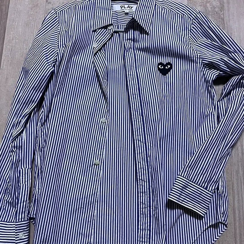 [BUNJANG] Comme des Garçons Striped Shirt with Black Emblem / [L]우먼 꼼데가르송 스트라이프 블랙와펜 블루 셔츠 AZ-B007