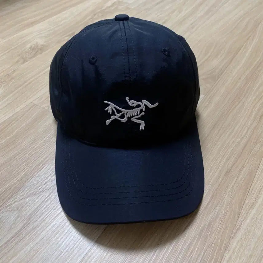 [BUNJANG] Arc'teryx Small Bird Logo White Baseball Cap / 아크테릭스 스몰버드 화이트 볼캡 모자