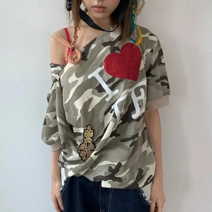 [BUNJANG] Shop Fairy Camo Heart Print Off-Shoulder Top / 샵페어리 카모 하트 프린트 오프숄더티