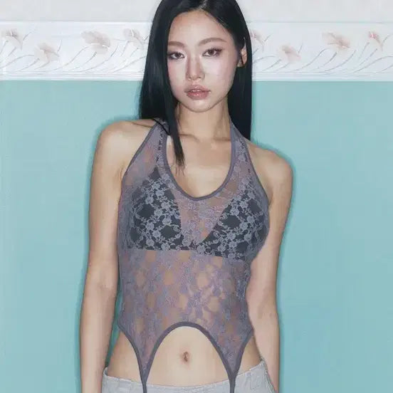 [BUNJANG] Please follow Lua Garter Lace Halter Sleeveless Top Charcoal / 새상품) 플리즈노팔로우 루아 가터 레이스 홀터 슬리브리스 탑 차콜