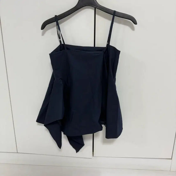 [BUNJANG] Nyunyu Navy Strap Sleeveless Asymmetric Top / nyunyu 뉴뉴 네이비 끈나시 언발란스 탑