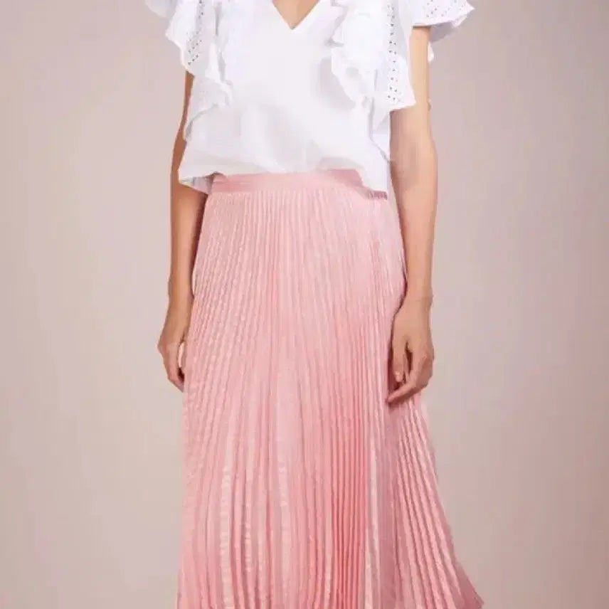 [BUNJANG] Club Monaco White Cotton Eyelet Lace Ruffle Cropped V-Neck Short Sleeve Blouse / 한섬 클럽모나코 펀칭 레이스 러플 탑 화이트 바스락 코튼 크롭 브이넥 반팔 프릴 아일렛 여름 블라우스