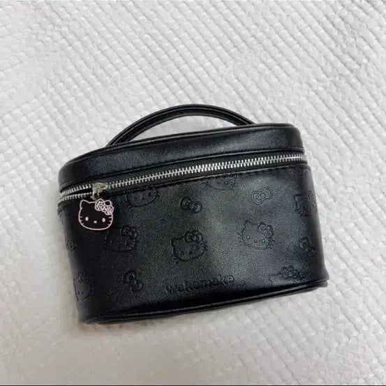 [BUNJANG] WAKEMAKE x Hello Kitty Black Pouch / 웨이크메이크 헬로키티 파우치 블랙