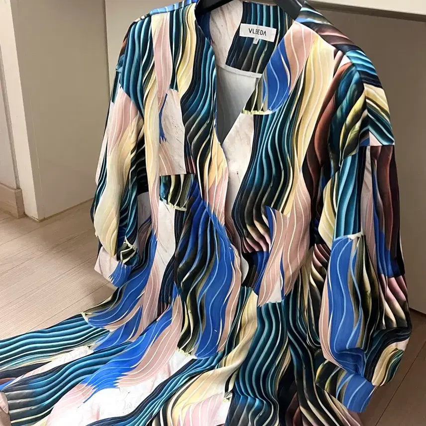[BUNJANG] VLEEDA Curve Pattern V-Neck Dress / 블리다 VLEEDA 커브 패턴 브이넥 원피스 스트라이프 플레어 퍼프 볼륨 벌룬 소매 휴가룩 여행룩 행사 생일파티룩