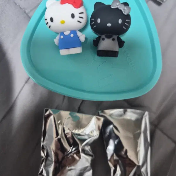 [BUNJANG] Hello Kitty Yogurt Figure Set (Black & White) / 요즘그릭요거트 헬로키티 피규어 2개 세트