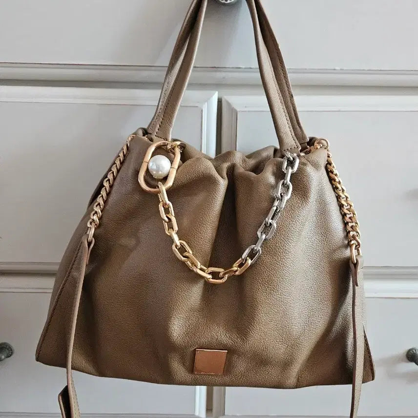 [BUNJANG] Couronne Leather Pearl Chain Shoulder Bag / 쿠론 가죽 브라운 진주 체인 장식 가방