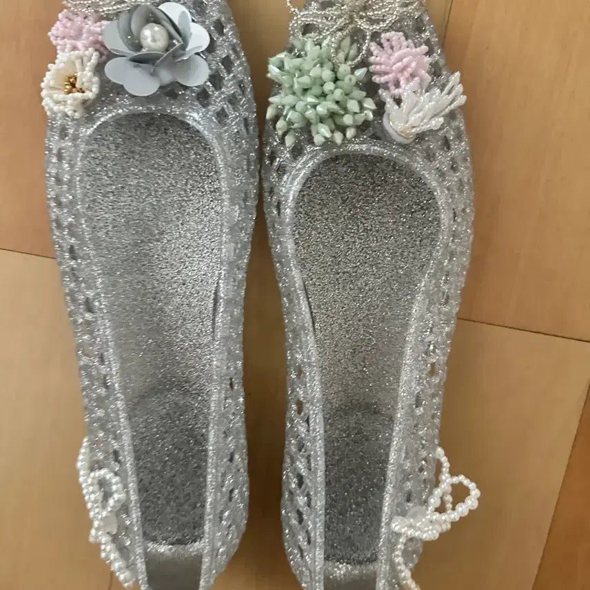 [BUNJANG] Silver Flower Beaded Jelly Flat Shoes / 실버 꽃 비즈 장식 젤리 플랫 슈즈