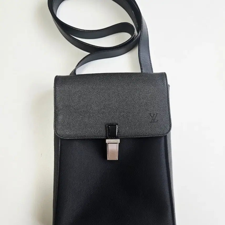 [BUNJANG] Louis Vuitton Black Crossbody Bag / 루이비통 블랙 크로스백
