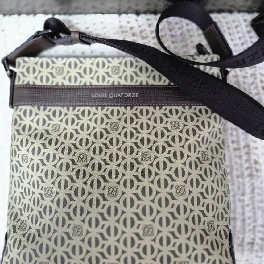 [BUNJANG] Louis Quatorze Monogram Crossbody Bag Brown / 루이까또즈 크로스백. 브라운
