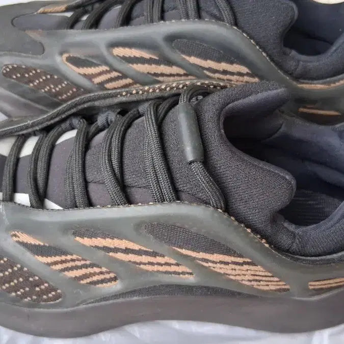 [BUNJANG] Adidas Yeezy Boost 700 v3 Sneakers / 이지 부스트 700 v3