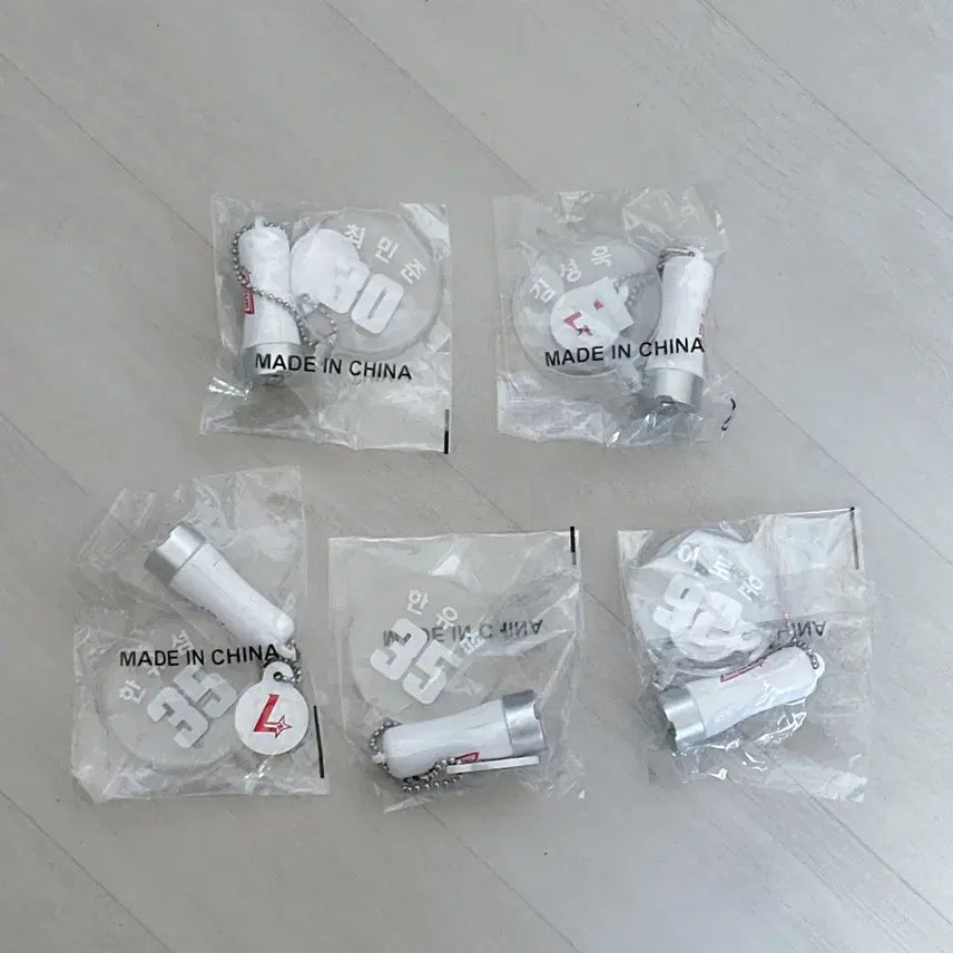 [BUNJANG] SSG Landers Baseball Bat Keychain Gacha (Kim Sung-hyun, Han Yu-seom, Lee Ro-woon) / SSG 랜더스 응원봉 키링 가챠 김성욱 한유섬 이로운