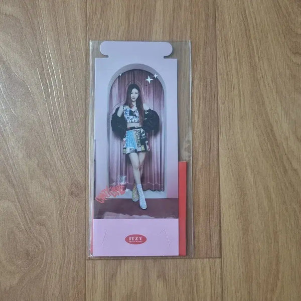 [BUNJANG] ITZY LOCO Chaeryeong Standing Card + Special Card Set (Red) / 있지 ITZY 크인럽 LOCO 로코 채령 스탠딩카드+스페셜카드세트