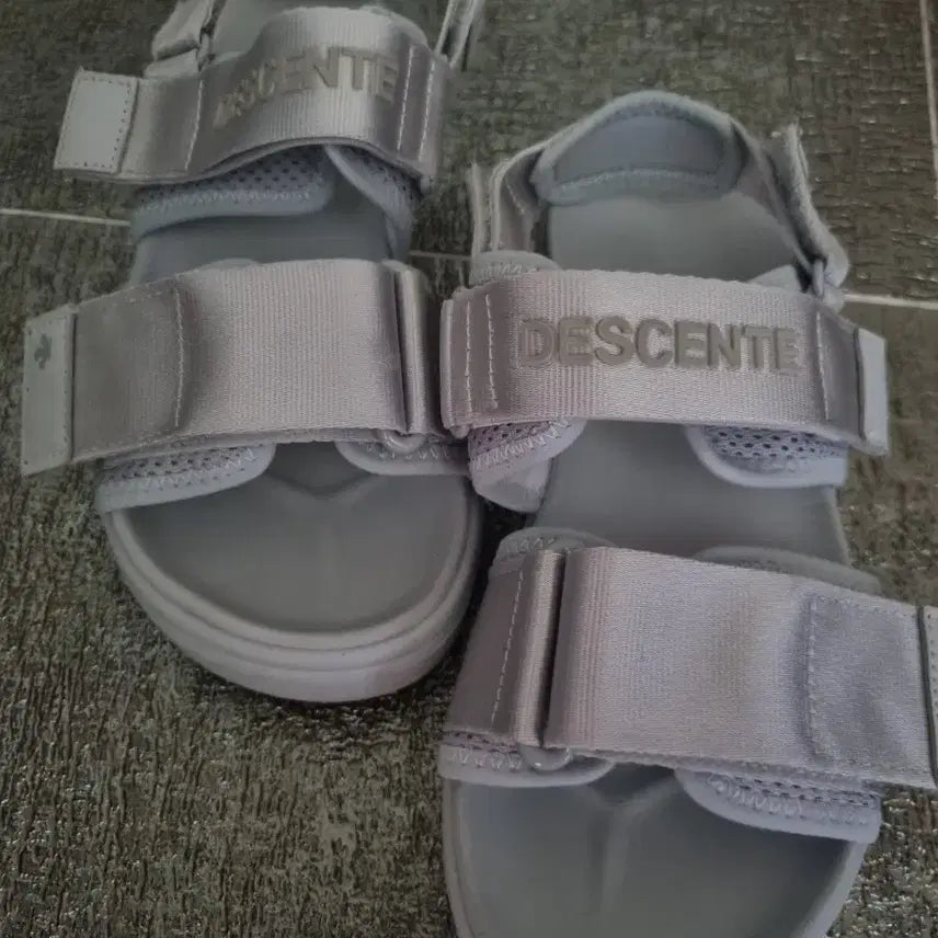 [BUNJANG] Descente Sandals Silver Tone 230-235 / 데상트 샌들 230 ㅡ235