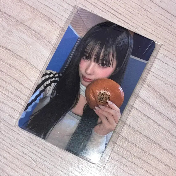 [BUNJANG] IZ*ONE Miyawaki Sakura Coco France Louvre Popup Baguette Photocard / 이즈나 코코 프랑스 루브르 바게트 팝업 빵 구매 특전 포카 양도 빵즈나
