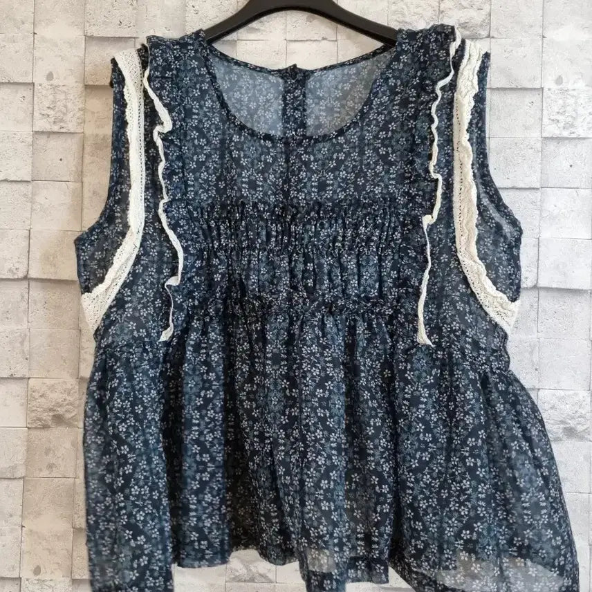[BUNJANG] Navy Sleeveless Blouse with Floral Pattern and Lace Detail / 아사면혼방 네이비 민소매 블라우스