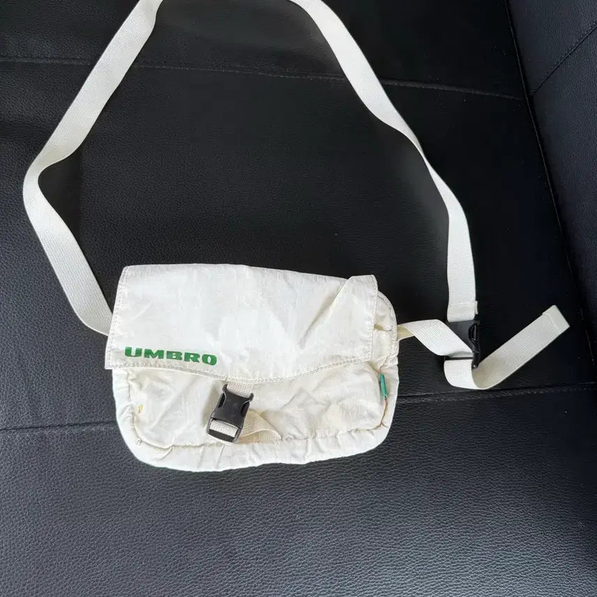 [BUNJANG] Umbro White Mini Crossbody Bag / 엄브로 화이트 미니 크로스백