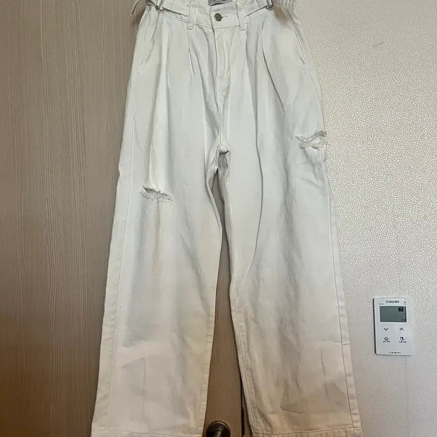 [BUNJANG] High-Waisted White Distressed Wide Leg Jeans / 24-25) 개미허리 만들어주는 하이웨이스트 화이트 데미지 와이드 팬츠 화이트청바지 (J6)