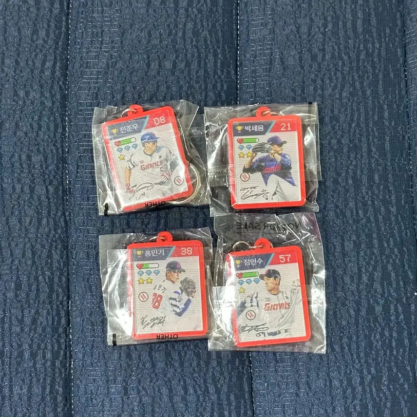 [BUNJANG] Lotte Giants x 7-Eleven Collaboration Acrylic Keychain / 롯데자이언츠 세븐일레븐 콜라보 키링 (새상품)
