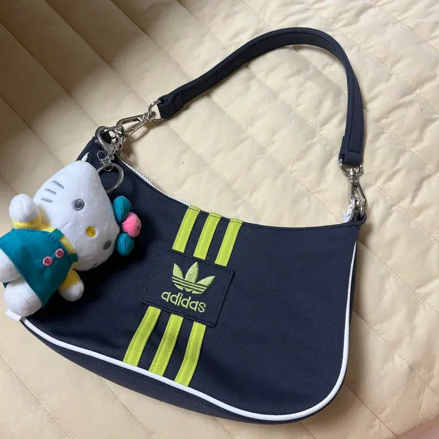 [BUNJANG] Adidas x Hello Kitty Custom Jersey Shoulder Bag with Keychain Set / 아디다스 저지 져지 삼선 커스텀 헬로키티 키링 세트 숄더백