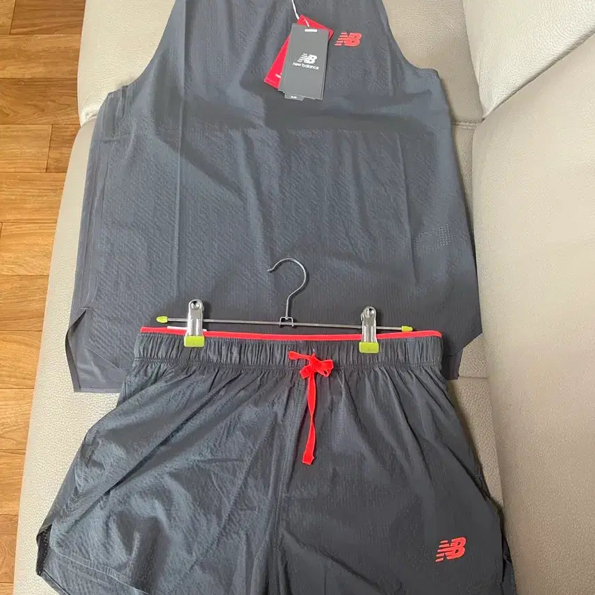 [BUNJANG] New Balance RC Ultra Singlet & 3-Inch Shorts Set (Grey) / 뉴발란스 RC 울트라 싱글렛, 쇼츠(3인치) 그레이 색상 세트 판매