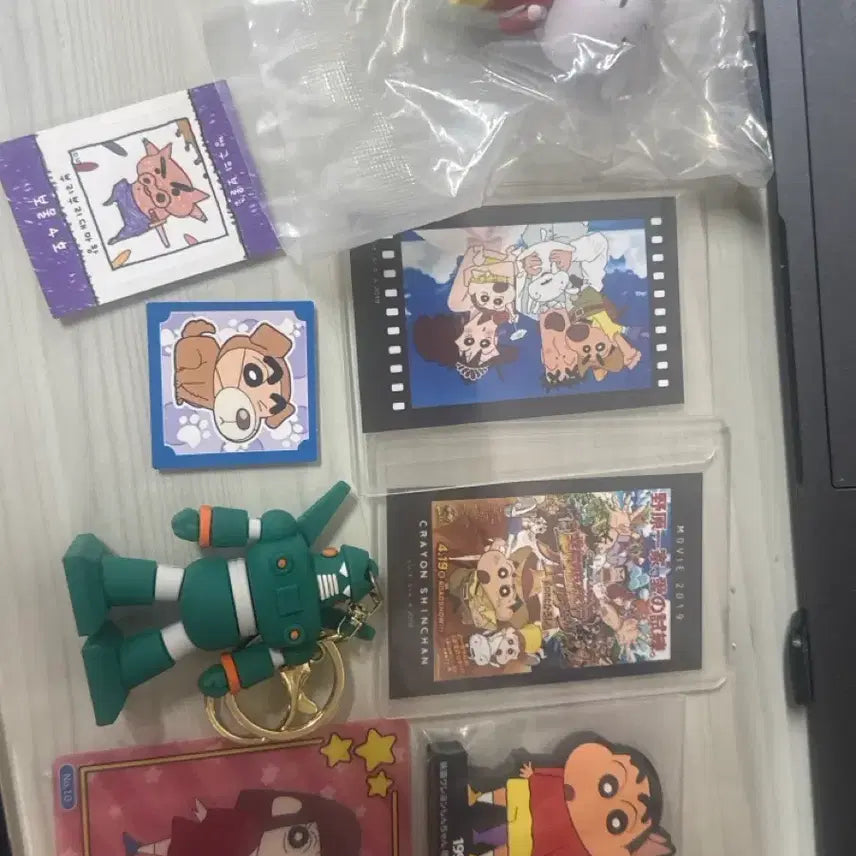 [BUNJANG] Crayon Shin-chan 'White Dog' (Shiro) Figure, Keychain, Sticker Bundle Set / 짱구 굿즈 일괄 cgv 흰둥이 피규어 키링 스티커