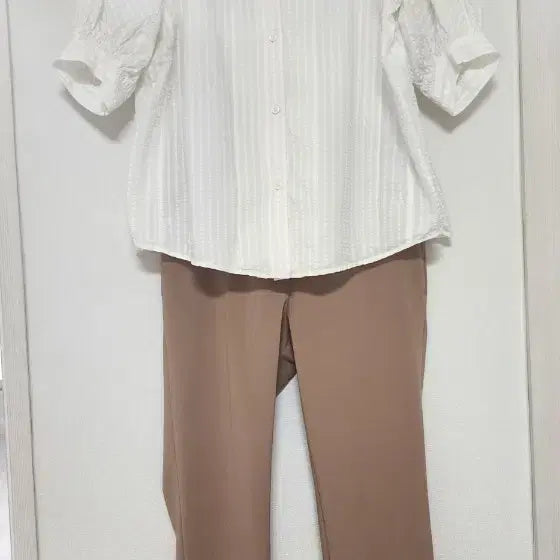 [BUNJANG] SJSJ 3D Textured V-Neck Blouse Off-White / 한섬 SJ 입체 텍스처 브이넥 블라우스