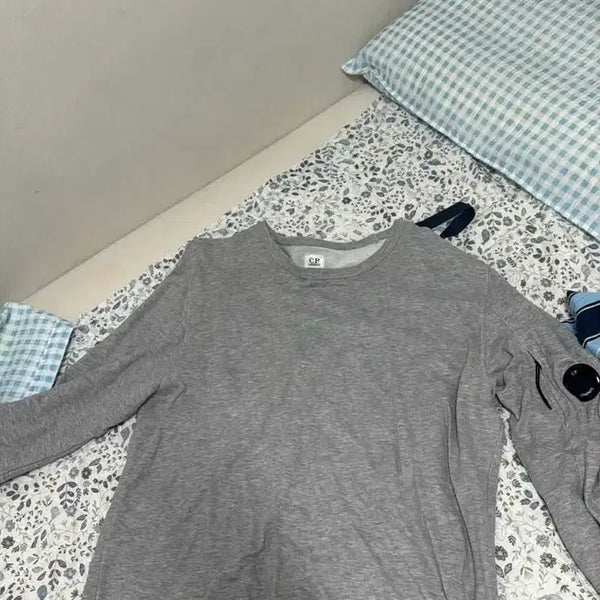 [BUNJANG] CP Company Grey Sweatshirt with Lens Detail / CP컴퍼니 맨투맨