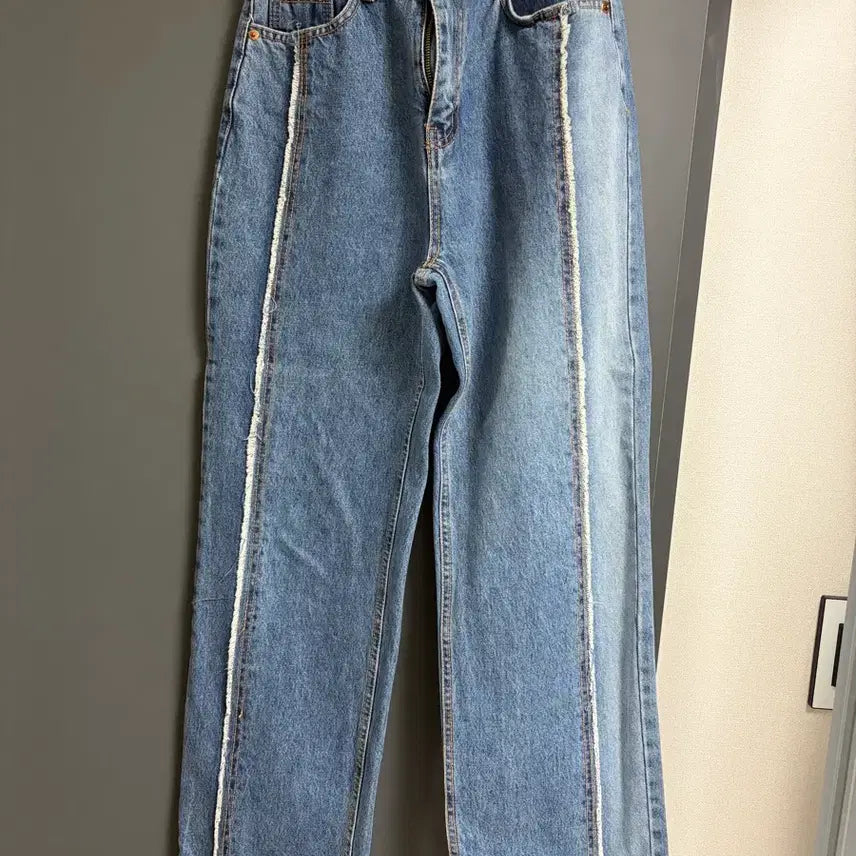 [BUNJANG] Denim Jeans with Point Detail / 포인트 데님 청바지
