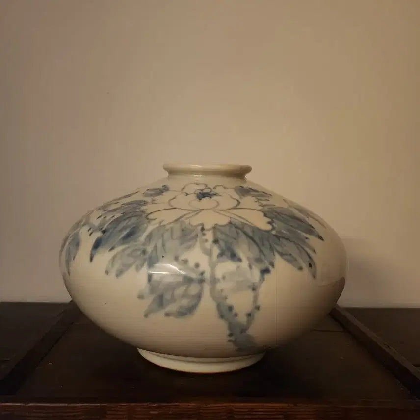 [BUNJANG] Wi Gwang-jo Celadon Porcelain Peony Vase / 고작 위광조 선생의 청화백자 모란문 화병]